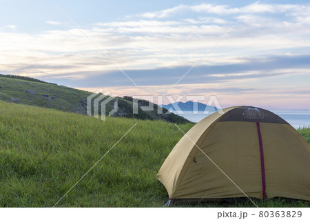 海 テント 夕焼け 80363829