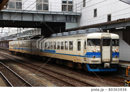 北陸本線455系（クハ455-702／糸魚川駅：青帯-新塗装） 80363936