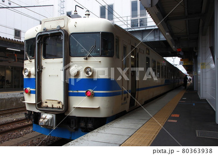 北陸本線455系（クハ455-702／糸魚川駅：青帯-新塗装） 80363938