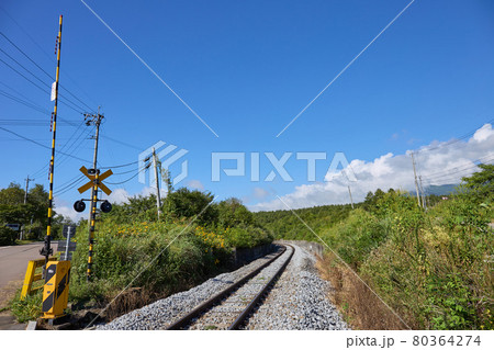 夏（8月）、JR鉄道最高地点の踏切より小淵沢方面を望む 長野県 南牧村 80364274