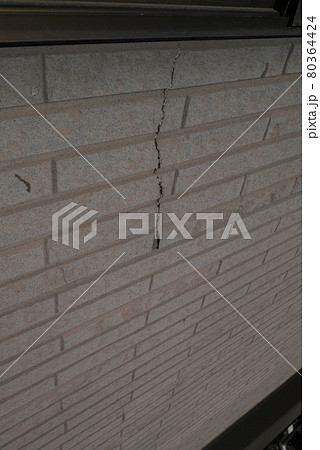 家の外壁にできた大きな亀裂 80364424