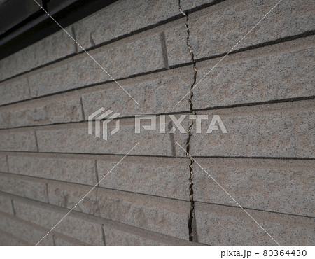 家の外壁にできた大きな亀裂 80364430