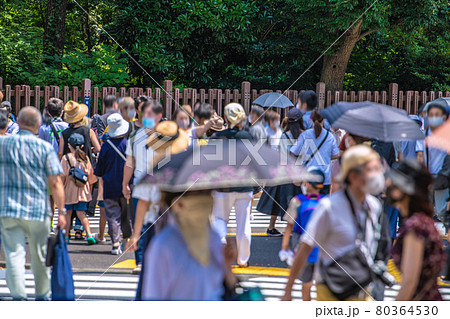 日本の東京都市景観 4度目宣言下。開幕日、国立競技場前に多くの人出、高齢者も…＝7月23日、霞ヶ丘町 80364530