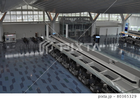 新型コロナウイルスの影響で人がほとんどいない羽田空港第3ターミナル 80365329