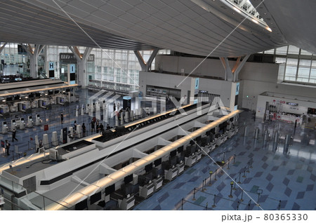 新型コロナウイルスの影響で人がほとんどいない羽田空港第3ターミナル 80365330
