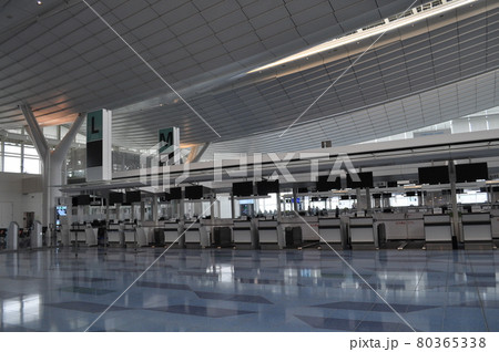 新型コロナウイルスの影響で人がほとんどいない羽田空港第3ターミナル 新型コロナウイルスの影響で人がほとんどいない羽田空港第3ターミナル 80365338