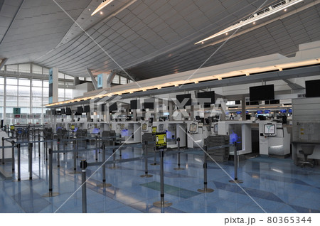 新型コロナウイルスの影響で人がほとんどいない羽田空港第3ターミナル 新型コロナウイルスの影響で人がほとんどいない羽田空港第3ターミナル 80365344