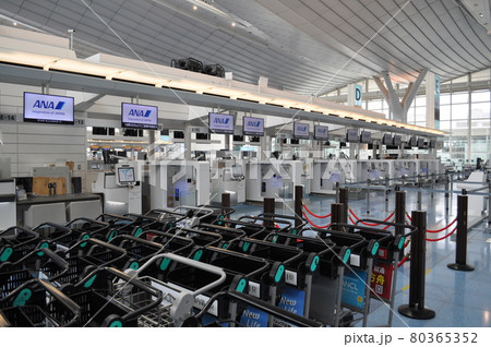 新型コロナウイルスの影響で人がほとんどいない羽田空港第3ターミナル 新型コロナウイルスの影響で人がほとんどいない羽田空港第3ターミナル 80365352