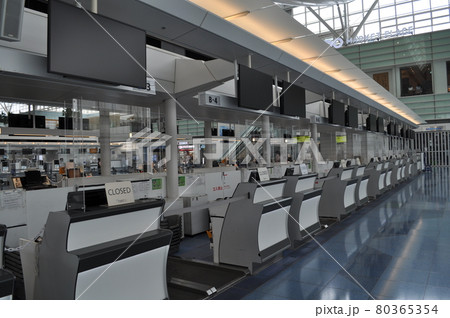 新型コロナウイルスの影響で人がほとんどいない羽田空港第3ターミナル 新型コロナウイルスの影響で人がほとんどいない羽田空港第3ターミナル 80365354