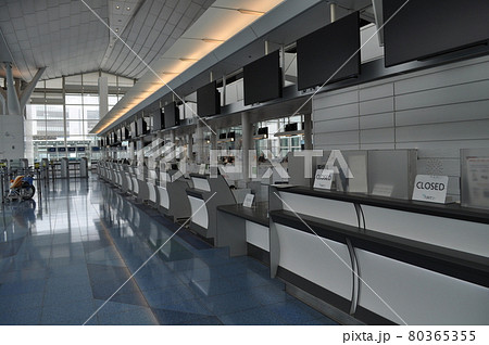 新型コロナウイルスの影響で人がほとんどいない羽田空港第3ターミナル 新型コロナウイルスの影響で人がほとんどいない羽田空港第3ターミナル 80365355