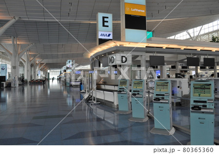 新型コロナウイルスの影響で人がほとんどいない羽田空港第3ターミナル 新型コロナウイルスの影響で人がほとんどいない羽田空港第3ターミナル 80365360