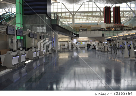 新型コロナウイルスの影響で人がほとんどいない羽田空港第3ターミナル 新型コロナウイルスの影響で人がほとんどいない羽田空港第3ターミナル 80365364