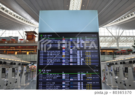 新型コロナウイルスの影響で人がほとんどいない羽田空港第3ターミナル 新型コロナウイルスの影響で人がほとんどいない羽田空港第3ターミナル 80365370
