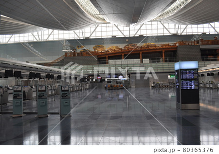 新型コロナウイルスの影響で人がほとんどいない羽田空港第3ターミナル 新型コロナウイルスの影響で人がほとんどいない羽田空港第3ターミナル 80365376