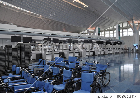 新型コロナウイルスの影響で人がほとんどいない羽田空港第3ターミナル 新型コロナウイルスの影響で人がほとんどいない羽田空港第3ターミナル 80365387