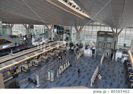新型コロナウイルスの影響で人がほとんどいない羽田空港第3ターミナル 新型コロナウイルスの影響で人がほとんどいない羽田空港第3ターミナル 80365402