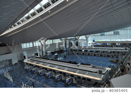 新型コロナウイルスの影響で人がほとんどいない羽田空港第3ターミナル 新型コロナウイルスの影響で人がほとんどいない羽田空港第3ターミナル 80365405