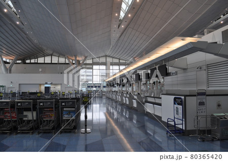 新型コロナウイルスの影響で人がほとんどいない羽田空港第3ターミナル 新型コロナウイルスの影響で人がほとんどいない羽田空港第3ターミナル 80365420