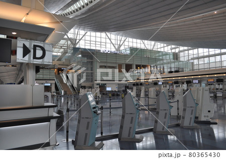 新型コロナウイルスの影響で人がほとんどいない羽田空港第3ターミナル 新型コロナウイルスの影響で人がほとんどいない羽田空港第3ターミナル 80365430