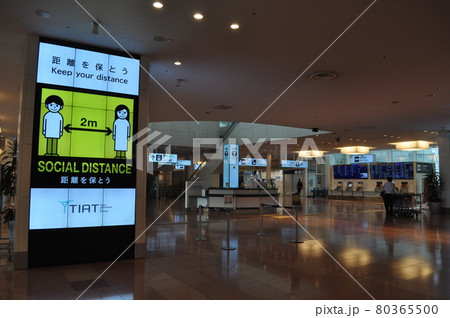 新型コロナウイルスの影響で人がほとんどいない羽田空港第3ターミナル 新型コロナウイルスの影響で人がほとんどいない羽田空港第3ターミナル 80365500