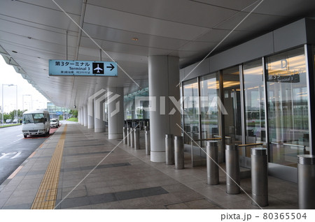 新型コロナウイルスの影響で人がほとんどいない羽田空港第3ターミナル 新型コロナウイルスの影響で人がほとんどいない羽田空港第3ターミナル 80365504
