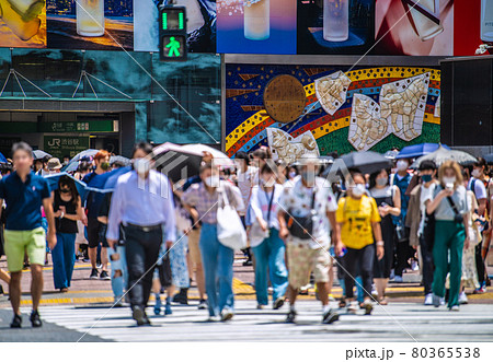 日本の東京都市景観 23日開幕日。4度目の宣言下。真夏日の渋谷には多くの人出…高齢者も=7月23日 日本の東京都市景観 23日開幕日。4度目の宣言下。真夏日の渋谷には多くの人出…高齢者も=7月23日 80365538