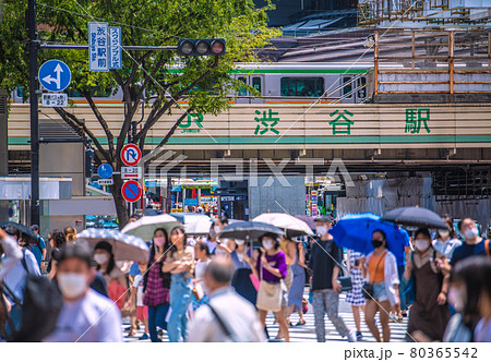 日本の東京都市景観 23日開幕日。4度目の宣言下。真夏日の渋谷には多くの人出…高齢者も＝7月23日 80365542