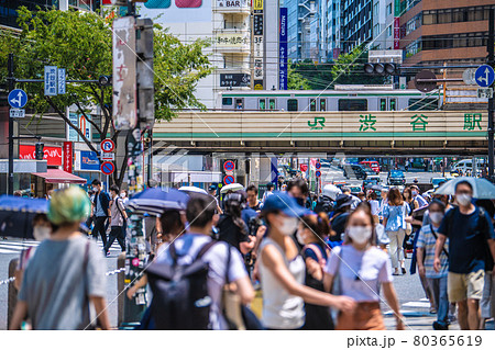 日本の東京都市景観 23日開幕日。4度目の宣言下。真夏日の渋谷には多くの人出…＝7月23日 80365619