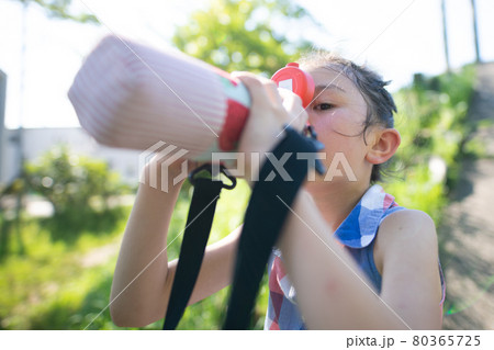 水筒から水を飲む女の子 水筒から水を飲む女の子 80365725