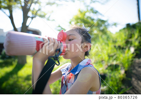 水筒から水を飲む女の子 水筒から水を飲む女の子 80365726