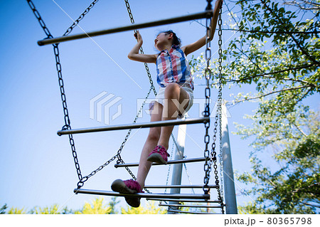 遊具で遊ぶ少女 80365798