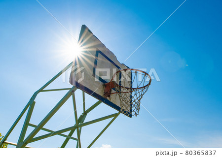 古いバスケットボールのゴール 古いバスケットボールのゴール 80365837