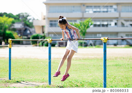 女子小学生　盗撮　鉄棒 校庭で鉄棒をする女の子の写真素材 [80366033] - PIXTA