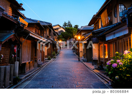京都市 夕暮れの二寧坂(二年坂) 京都市 夕暮れの二寧坂(二年坂) 80366884