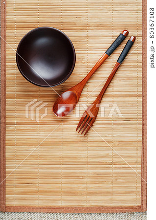 Utensils made of wood, bowl and spoons on a cutting board on a white background Utensils made of wood, bowl and spoons on a cutting board on a white background 80367108