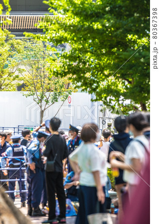 日本の東京都市景観 熱中症で倒れた高齢者…さすが対応が早い日本警察。国立競技場前大混雑…＝7月23日 80367398