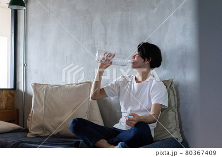 ベッドで水を飲む若い男性 ベッドで水を飲む若い男性 80367409