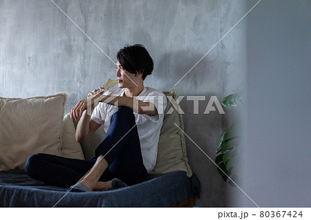 ベッドで水を飲む若い男性 ベッドで水を飲む若い男性 80367424