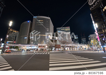 【東京都】2月・夜の銀座　数寄屋橋交差点の街風景 80367596