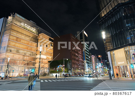 【東京都】2月・夜の銀座　数寄屋橋交差点の街風景 80367617