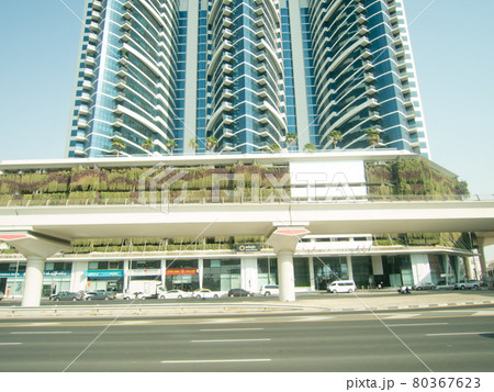 ドバイの街並み　近代的な高層ビルと高架の電車 80367623