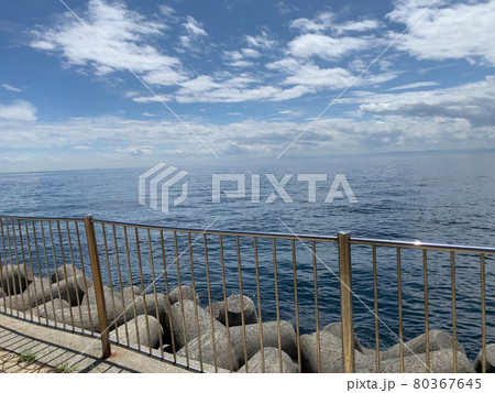 一面テトラポット帯の防波堤と海 一面テトラポット帯の防波堤と海 80367645