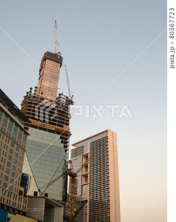 ドバイの街並み　連立する近代的な高層ビル群 80367723