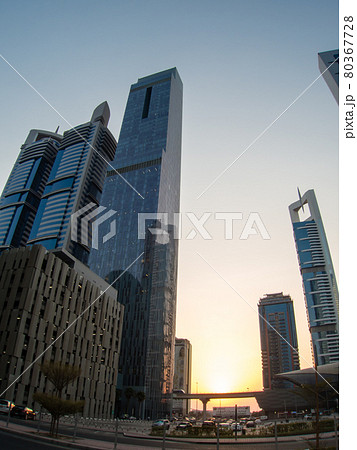 ドバイの街並み 連立する近代的な高層ビル群 ドバイの街並み 連立する近代的な高層ビル群 80367728