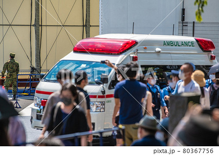 日本の東京都市景観 熱中症で倒れた高齢者…さすが対応が早い日本警察。国立競技場前大混雑…＝7月23日 80367756