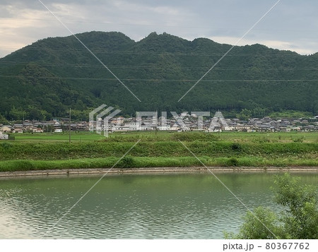 自然溢れる田舎の大きな河川 自然溢れる田舎の大きな河川 80367762