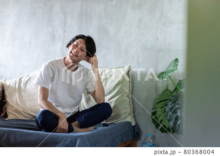 ベッドで伸びをする若い男性 ベッドで伸びをする若い男性 80368004