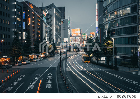 新宿 夜の交通道路 新宿 夜の交通道路 80368609