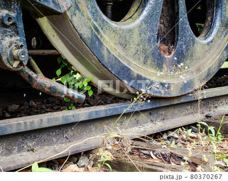 静態保存の蒸気機関車の景色　逞しい動輪 80370267