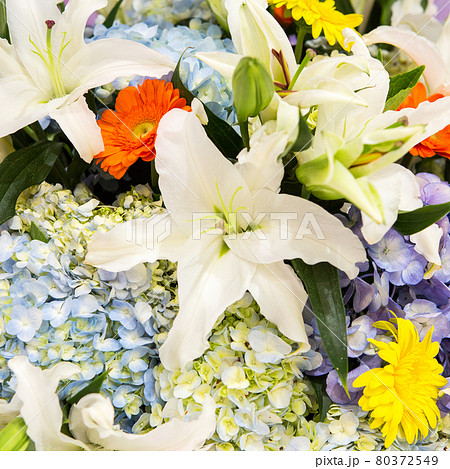 Flowers that embellish in weddings and parties. 80372549
